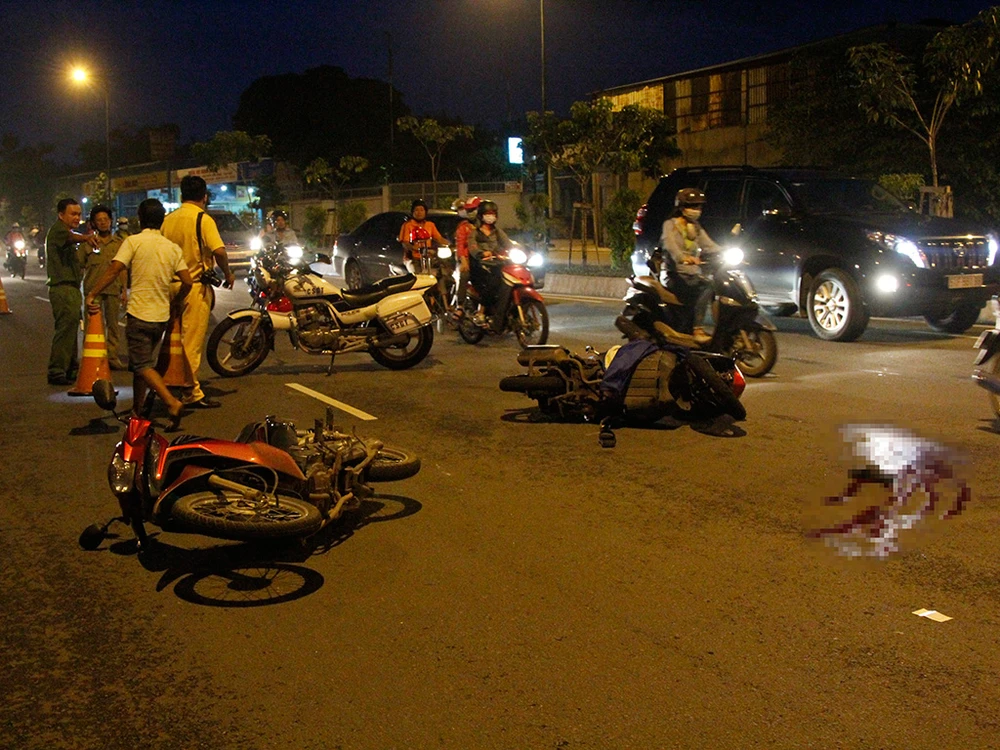 Tai nạn khiến một người tử vong trên đường Phạm Văn Đồng (quận Thủ Đức) vào chiều ngày 25-10.